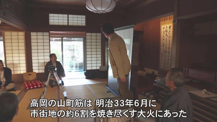 山町筋の歴史について解説する、ヘリテージネットワークとやま 一級建築士・林芳宏さん