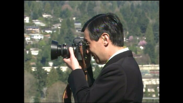 展望台から景色を撮影される皇太子さま