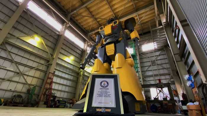 “世界最大”ロボットは村の工場に!プロのカメラマンがスマホで撮影してみた