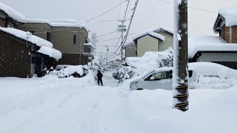 【大雪】敦賀で積雪59センチ、福井で29センチ　鉄道で運休相次ぐ　嶺南では新聞配達に遅れや見合わせ（午前6時現在）｜FNNプライムオンライン