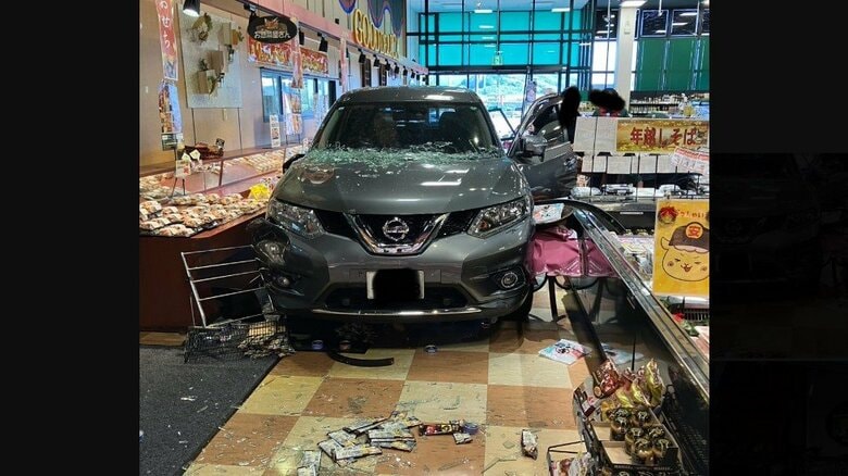 【速報】スーパーに車が突っ込む　店内の女性客はねられケガ　運転の86歳男性「アクセルとブレーキを踏み間違えた」　福岡・宗像市｜FNNプライムオンライン