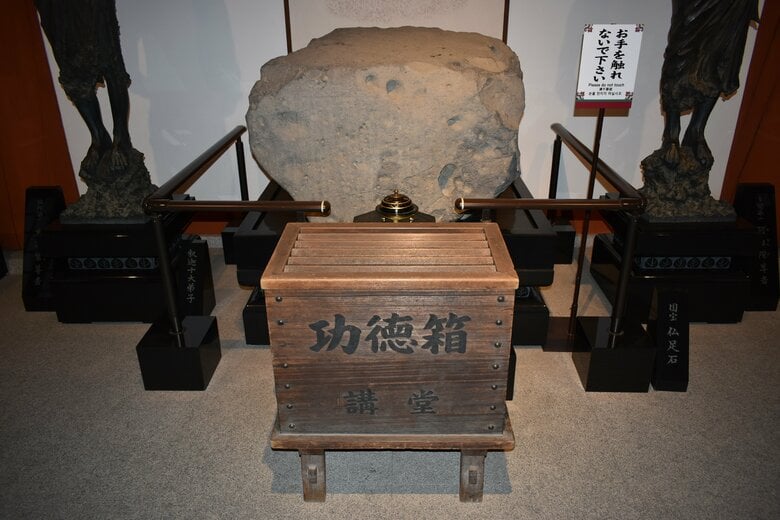 【速報】奈良の薬師寺にある国宝「仏足石」に液体のようなものがかけられた痕跡　警察が文化財保護法違反の疑いで捜査｜FNNプライムオンライン