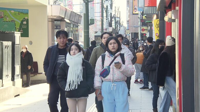 春節の大型連休始まる 中国ではのべ90億人が国内外を移動か 早くも北海道には大勢のインバウンドの姿が ラーメン店で“ファストパス” SNSで大人気の菓子 飛ぶように売れる“雪玉製造機”｜FNNプライムオンライン