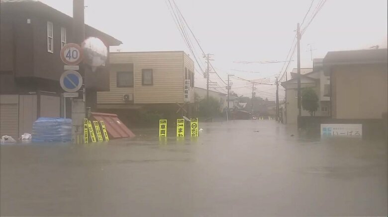 秋田で記録的大雨 川の氾濫相次ぐ　歩道が200mにわたり崩落…日常の風景が一変し深い爪痕残す｜FNNプライムオンライン