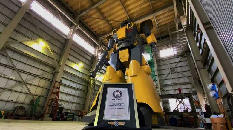 “世界最大”ロボットは村の工場に！プロのカメラマンがスマホで撮影してみた｜FNNプライムオンライン