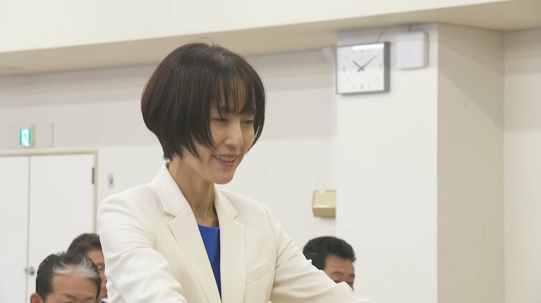 高岡市議選 現職18人・元職1人・新人6人が当選、トップ当選は新人植野氏 当選25人に当選証書 出町市長を支持する候補者4人全員が当選|FNNプライムオンライン