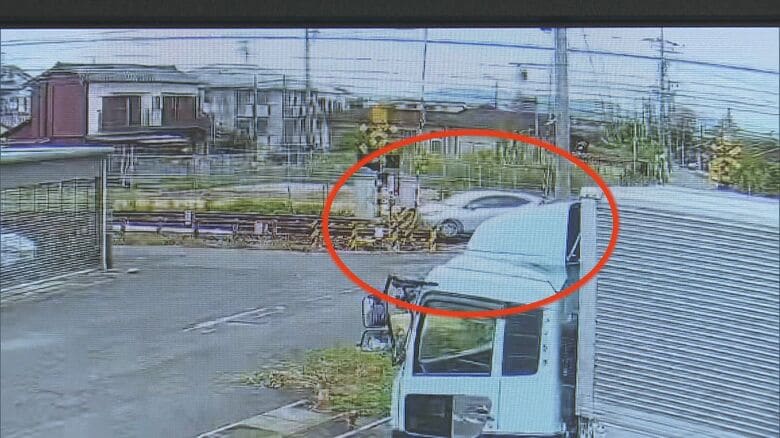 車体揺らしながら前進…70歳運転手が踏切で「間違えて早く曲がって」線路へ 防犯カメラが“あわやの状況”捉える｜FNNプライムオンライン