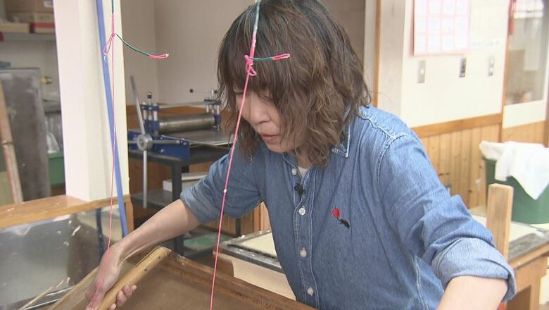 「大量生産」に疑問を抱きアパレルから転身　京都出身の女性が北信濃の雪国で「和紙職人」に　「伝統工芸士」にも認定　独創的な発想で新たな商品作り　雪が育む白き和紙「内山紙」を次世代へ　長野・飯山市｜FNNプライムオンライン