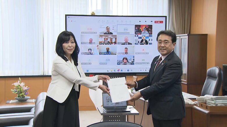 “災害時の司令塔”防災庁設置に向けた報告書提出　赤沢経済再生相「本気で死力を尽くしてやると必ず実現する」｜FNNプライムオンライン