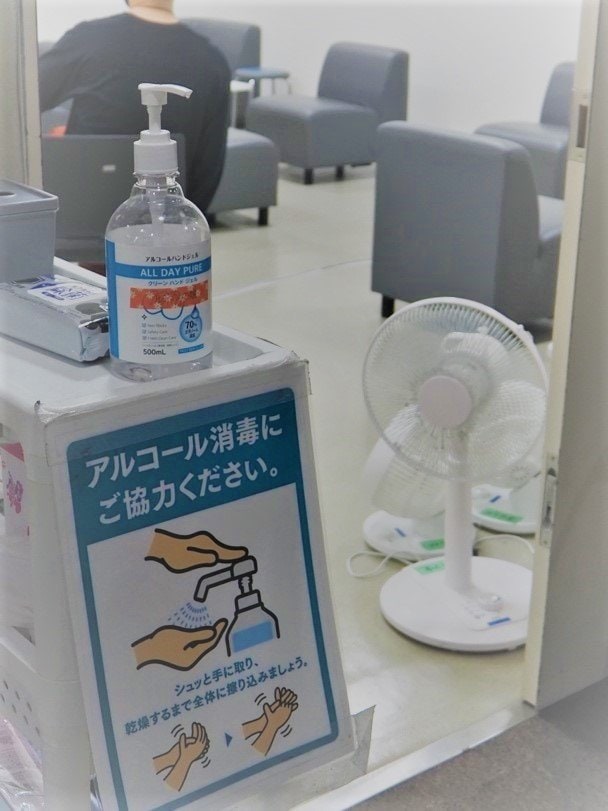 部屋での打合せはすべてドア全開で行われ、入口には消毒用のアルコールが置かれる