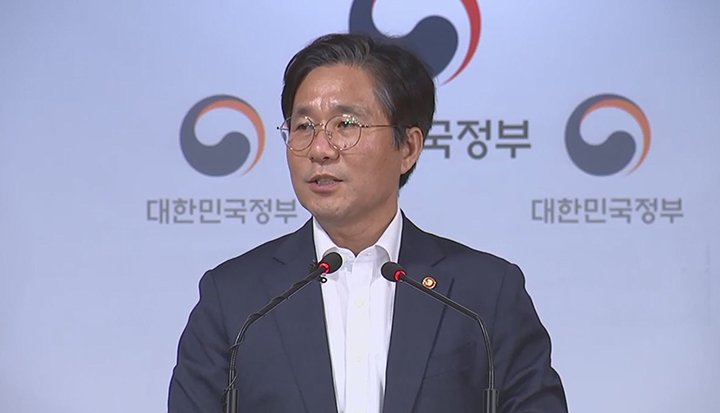緊急会見する韓国の成允模(ソン・ユンモ)産業通商資源相