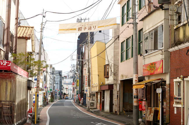 道の至るところに“餃子”の文字が躍る「餃子通り」 提供:協同組合 宇都宮餃子会
