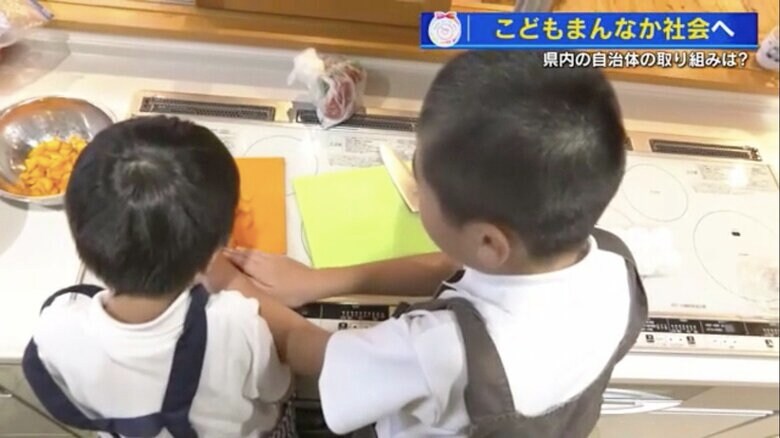 夕飯のために野菜を切る小学生たち