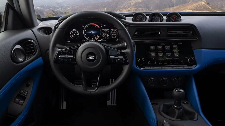 新型「フェアレディZ」の車内