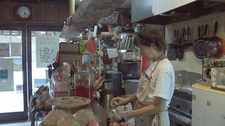 立ち退き対象地域でカフェ「あづき」を営む岡山富美子さん