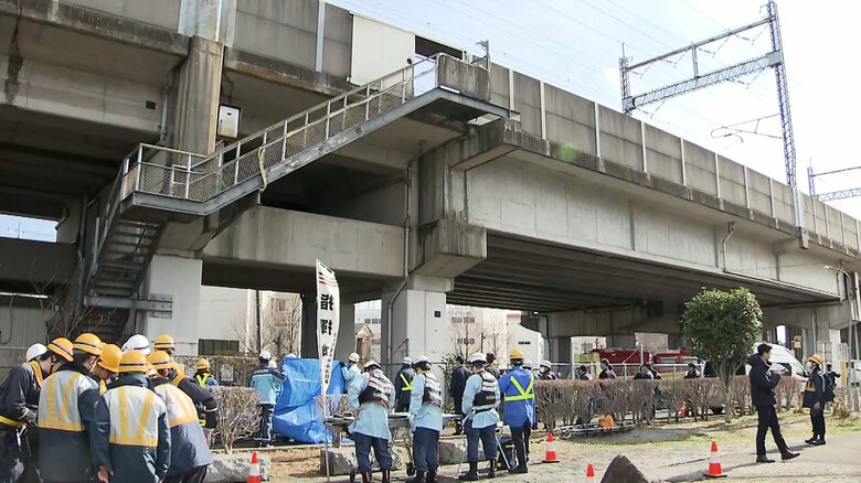 車両から降りた乗客は、線路脇の非常階段から地上へ
