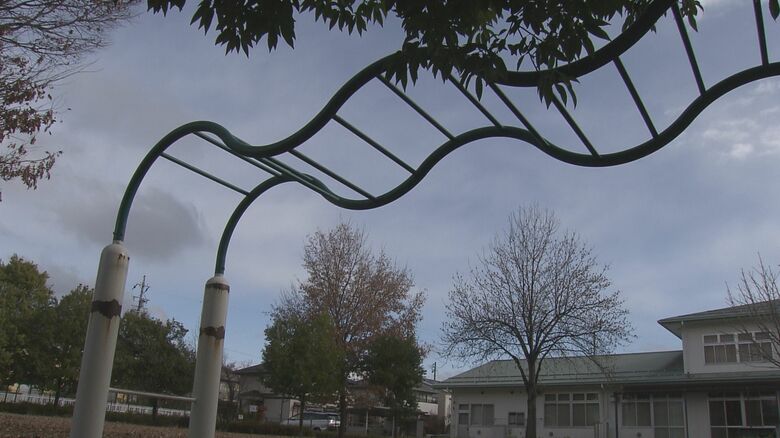 隣接している児童センター（奥）