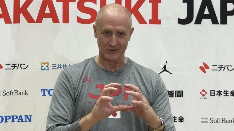 会見に応じるトム・ホーバス監督（16日、都内）