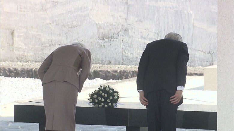 拝礼される両陛下