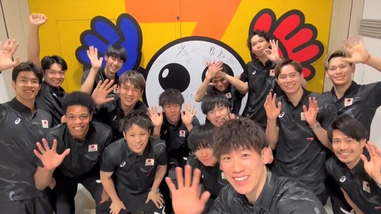 日本代表 スタジオ前で記念撮影