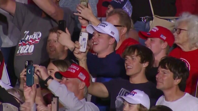 集会に参加した支持者ら