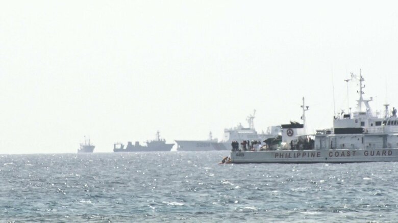 パグアサ島より　手前がフィリピン巡視船で奥が中国船団