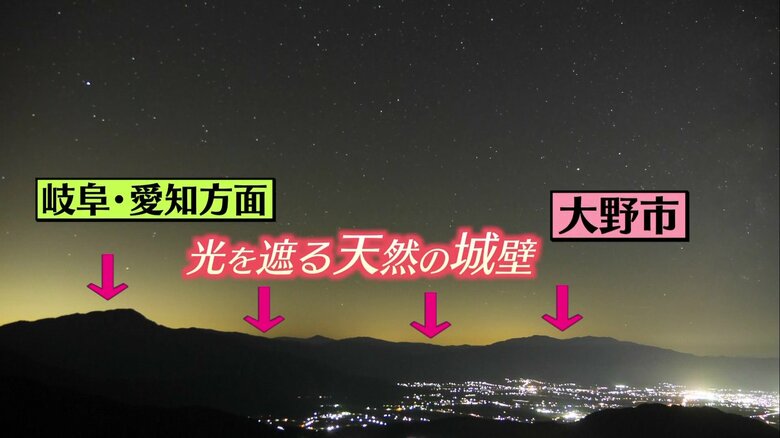 大野市周辺は山々が光を遮り澄んだ夜空が広がる