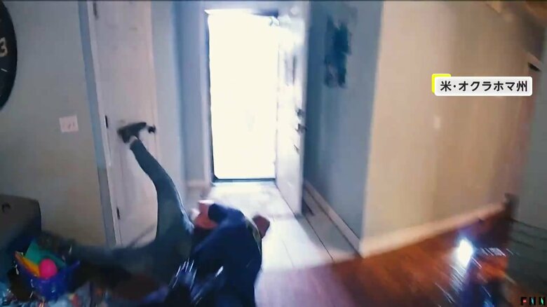 マッチョ警察官の勝利となり、その後、おとなしく逮捕された男