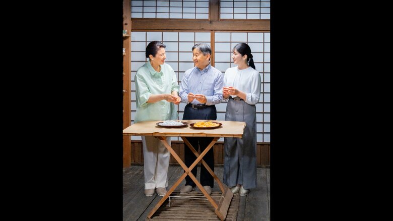 両陛下と愛子さまは、和やかな雰囲気で、御養蚕に臨まれた（宮内庁提供）