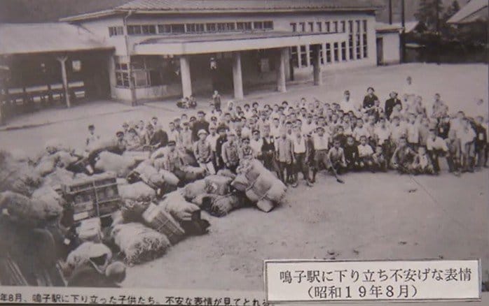 鳴子駅に降り立った子供たち