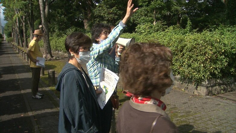 伐採予定地を見学する市民団体（2021年6月）