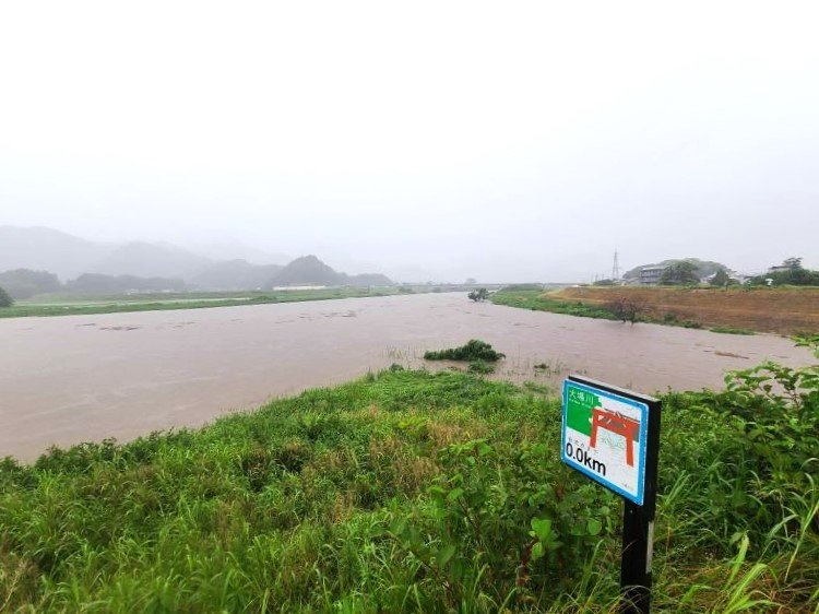 左)本流の狩野川 右)支流の大場川の合流点　どちらも水位が上昇（函南町塚本　6月18日）