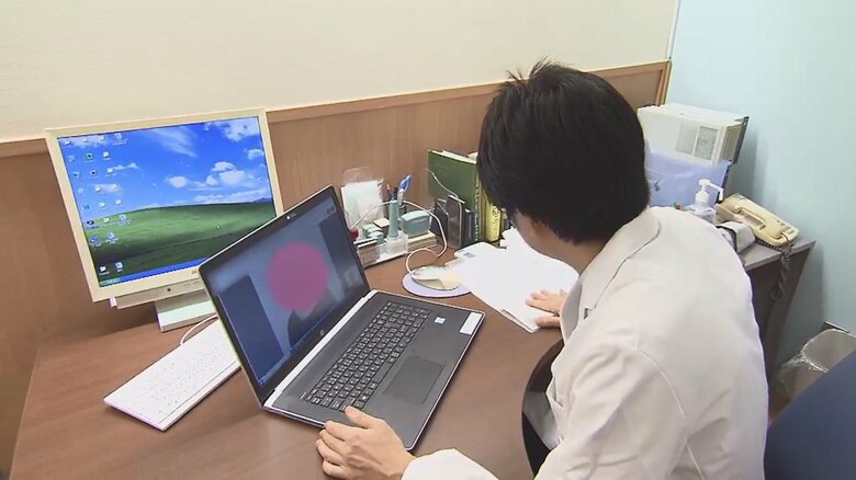 後遺症に苦しむ40代の女性はオンライン診療を受けている（北里大学東洋医学総合研究所）
