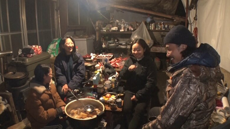 楽しそうに談笑する4人