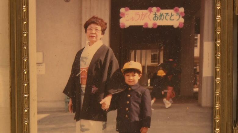 ウォーサイム氏の小学校入学式　おばあちゃん子だった