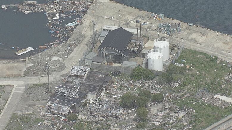 家屋の周りに散乱する瓦礫