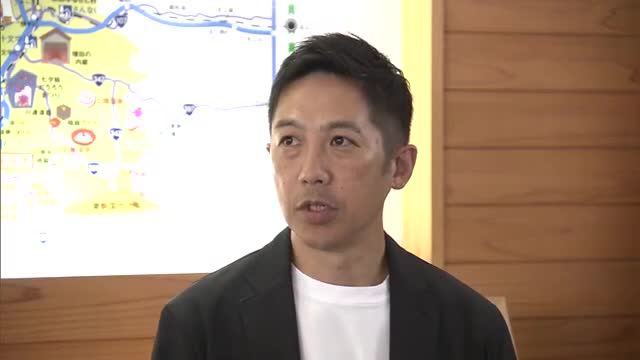 取材に応じる秋田県の鈴木健太知事