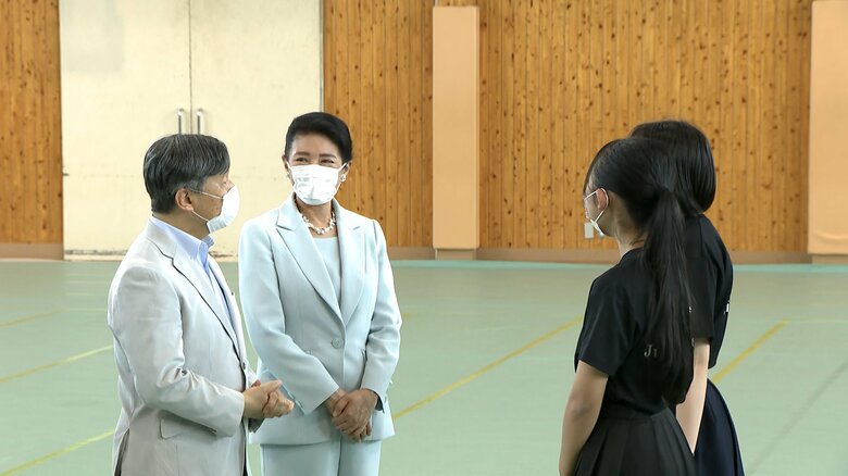 子どもたちに歩み寄り、「すばらしいオーケストラですね」「あす楽しみにしています」などと交流された