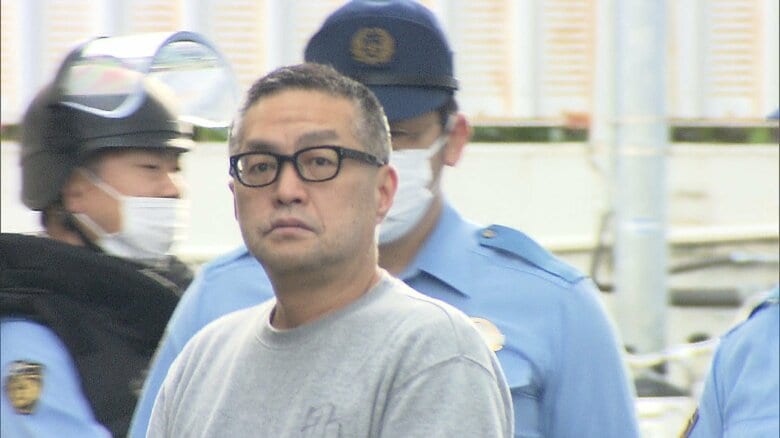 防弾チョッキとジュラルミンの盾を持った警察官が、警備に当たっている