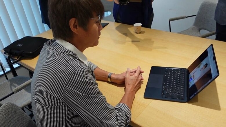 本人とAIが対面