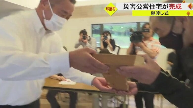 松谷浩一村長から鍵のレプリカが手渡される