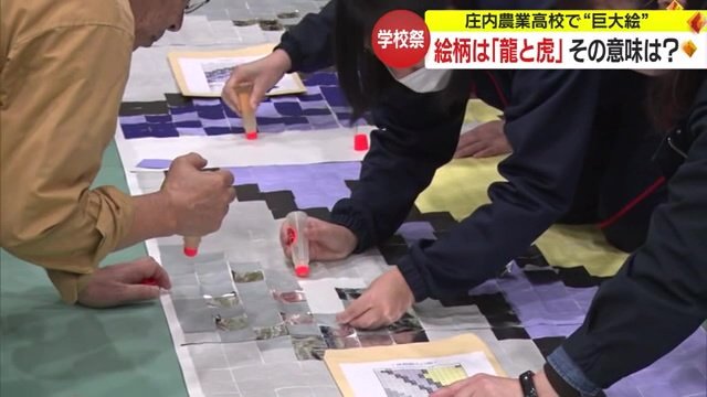 図表を確認しながら、5cm四方の折り紙を丁寧にのりづけ