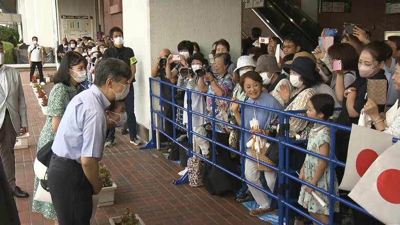 集まった人たちと談笑される天皇ご一家