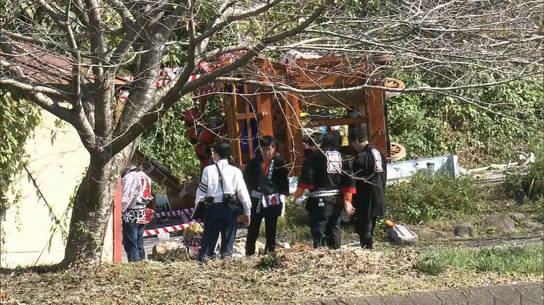 山車は坂道で横転