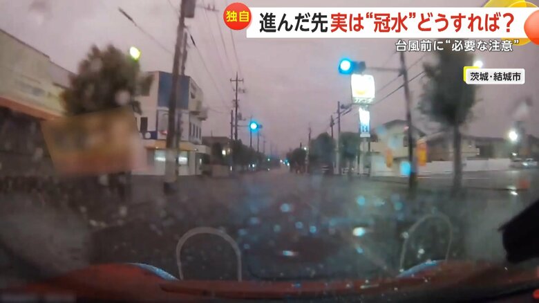 冠水する道路に突っ込み、大量の水が車に襲いかかる一部始終②