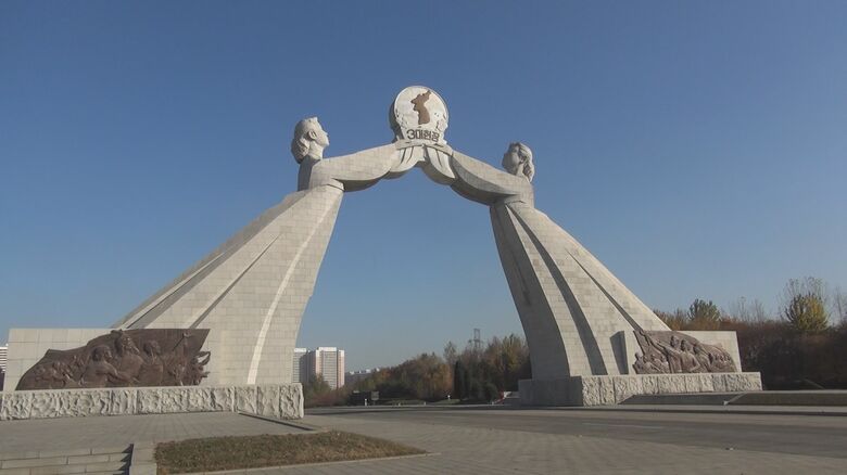 「祖国統一3大憲章記念塔」高さ約30メートルの塔は“南北統一のシンボル”だった