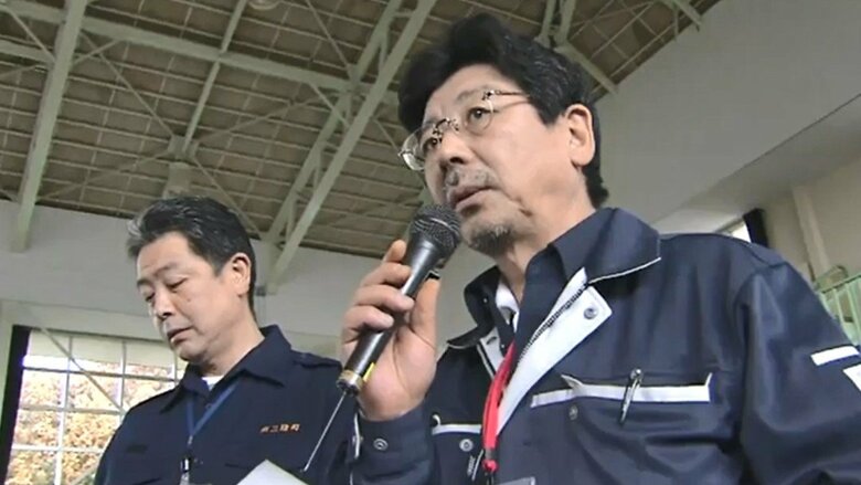 2011年 町民に説明する佐藤町長（右）