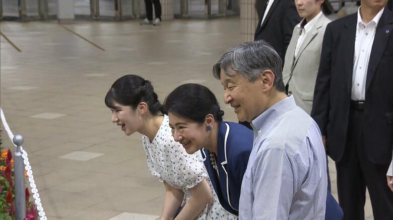 伊豆急下田駅に到着された天皇ご一家