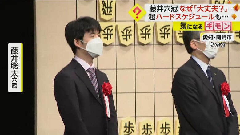 トークショーの壇上に上がる藤井聡太六冠