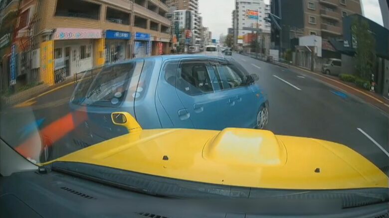 突然、前を横切る青い車（福岡市城南区･2025年4月14日）